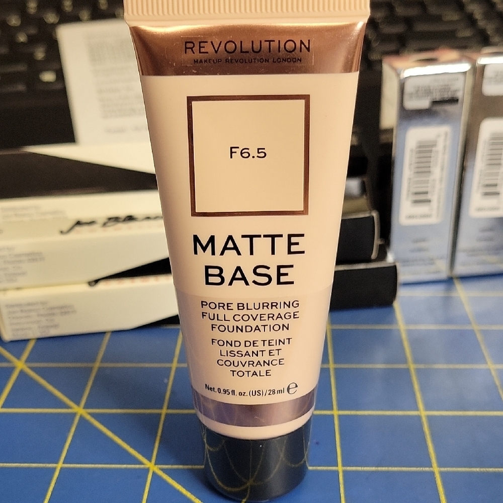 Revolution Matte Base Pore Blurring Full Coverage Foundation F6.5 Cream 28ml New
